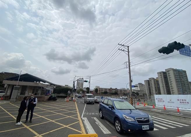 永仁高中對面目前正施作「精忠二村社會公宅」與「永康立體停車場」，常有大型車輛進出，衝擊學生通勤安全，廠商捐款聘義交確保學生通勤安全。(曹婷婷攝)