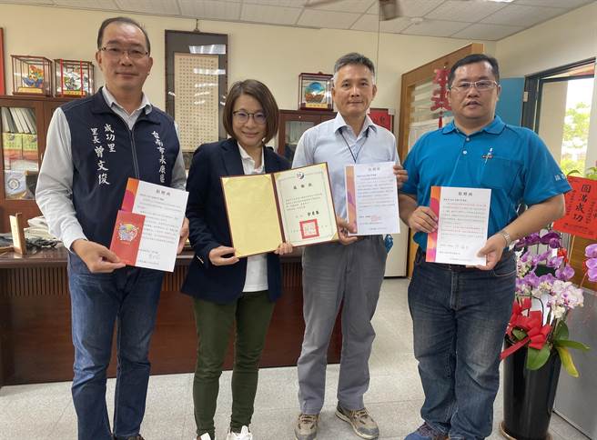 永康區成功里長曾文俊(左)今天與廠商捐款給永仁高中校長余月琴(左二)。(曹婷婷攝)