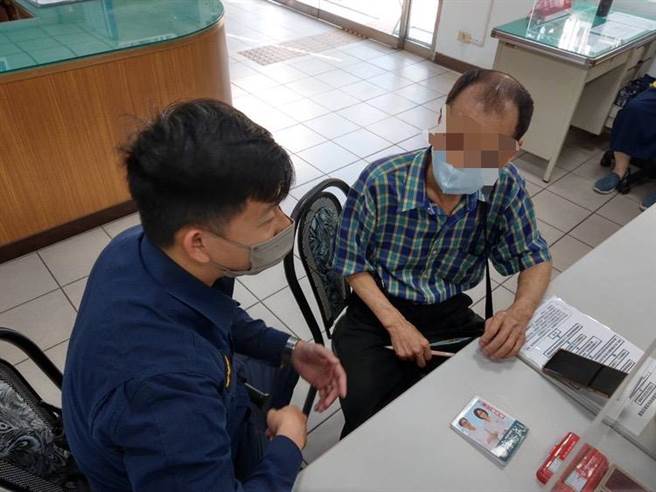 黃姓老翁遭詐騙集團以假檢警手法詐騙百萬積蓄，所幸遇上員警及時攔阻。（翻攝照片／崔正綱高雄傳真）