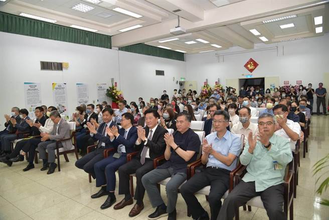 前鎮科技產業園區區內事業、各企業工會理事長等百餘人到場觀禮。（柯宗緯攝）