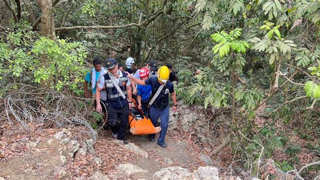 一名年约70岁的男性登山客6日上午攀登柴山，疑似心肌梗塞，直接倒在盘榕休息站，不治身亡。（民眾提供／袁庭尧高雄传真）