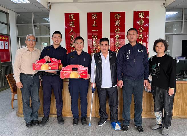 开车不慎自撞引起火烧车一度受困车内的杨姓民眾(右三)，今日上午在县议员石永城(右二)陪同下到金湖分局向救援的员警当面表达谢意。(图／警方提供)