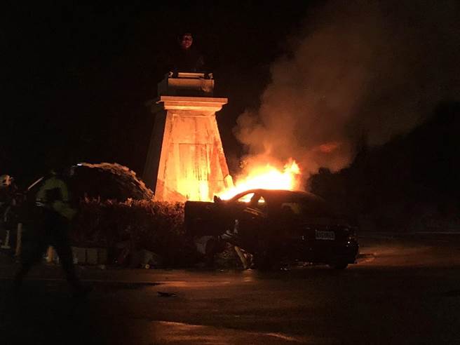 车祸当下引起火烧车情况危急，幸赖紧急赶抵现场的2位员警奋不顾身协助杨姓驾驶脱困，把伤害降到最低。(图／民眾提供)