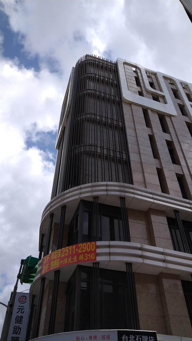 士林分署拍卖该栋大楼6楼的套房。（翻摄画面）