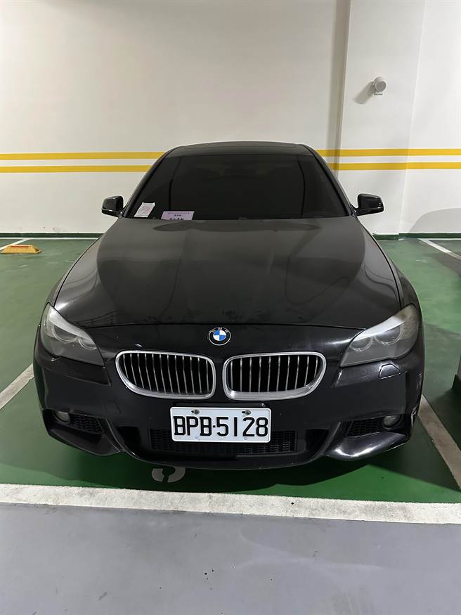 士林地检署嘱托执行署士林分署拍卖查扣诈欺集团BMW轿车。（翻摄画面）