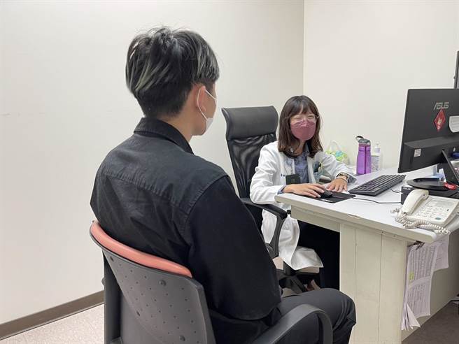 连悦如医师表示，身体臆形症典型的发作时间是青少年期，建议提升自身长处，转移注意力。(高荣南院提供／曹婷婷台南传真)