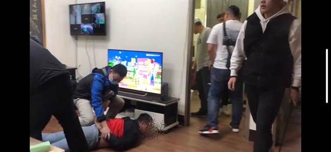 警方查获毒贩以汽车美容店为掩护，暗中从事毒咖啡包分装与贩卖。（警方提供）