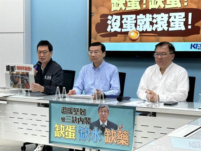 立法院国民党团今(6)上午召开记者会，提出在清明连假期间，前往连锁卖场、超市和传统市场查访，缺蛋问题依旧严重，几乎看不到鸡蛋上架贩售，民进党政府、农委会主委陈吉仲说好3月底解决蛋荒问题，又再一次跳票。（杨亚璇摄）