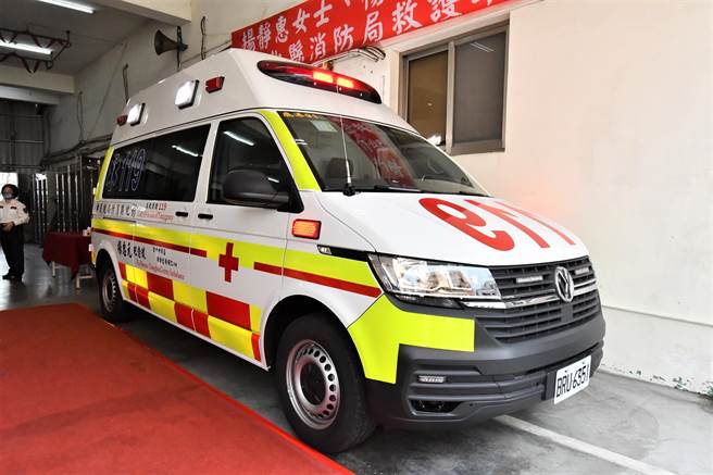 彰化县消防局获赠首辆「巴腾堡格纹」高顶救护车，该车要价380万元。（彰化县消防局提供）