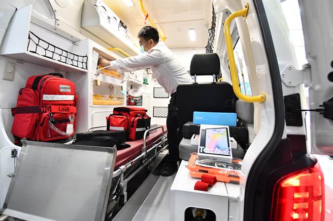 彰化县消防局获赠首辆「巴腾堡格纹」高顶救护车，随车并配备12导程心电图机。（彰化县消防局提供）