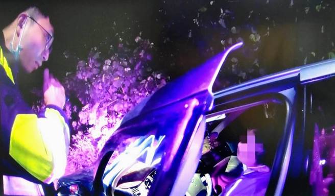 桃園觀音一名男子5日凌晨開車回家時，突然身體不適，喘不過氣，連方向盤都無法操控。（翻攝照片／蔡明亘桃園傳真）