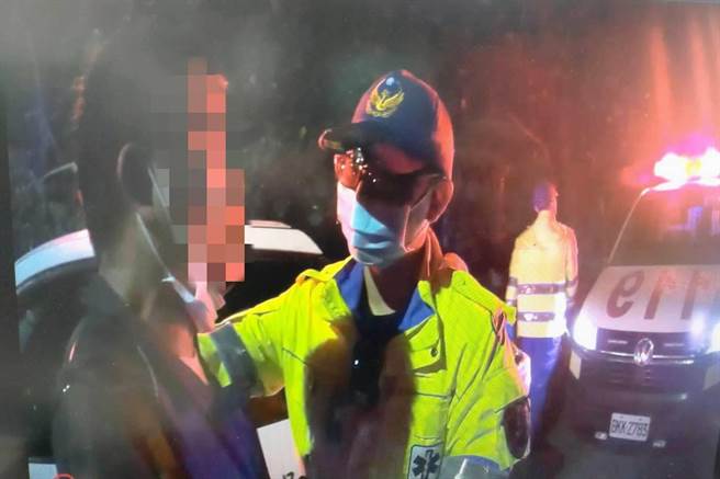 桃園觀音一名男子5日凌晨開車回家時，突身體不適，巡邏員警立即通報救護人員到場將其送醫治療。（翻攝照片／蔡明亘桃園傳真）