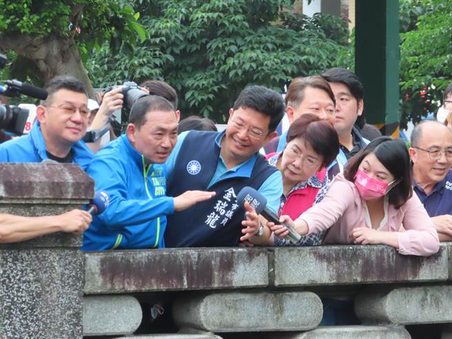 流經中永和的瓦磘溝終於不臭了，讓新北市長侯友宜相當感動。（葉德正攝）