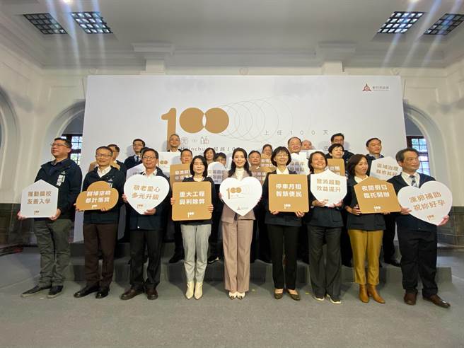 新竹市长高虹安（前中）就职已满100天，6日特别率市府团队举行「上任100天，向市民报告」记者会，高虹安亲自向市民报告百日来的施政初步成果及年度规画。（陈育贤摄）