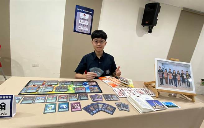 录取日本早稻田大学的杨承翰，从小爱玩游戏王卡，他表示，「玩游戏王卡，英文、日文要一起好，时间管理也要很好。」（冯惠宜摄）