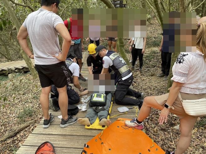 一名年约70岁的男性登山客6日上午攀登柴山，疑似心肌梗塞，直接倒在盘榕休息站，不治身亡。（民眾提供／袁庭尧高雄传真）
