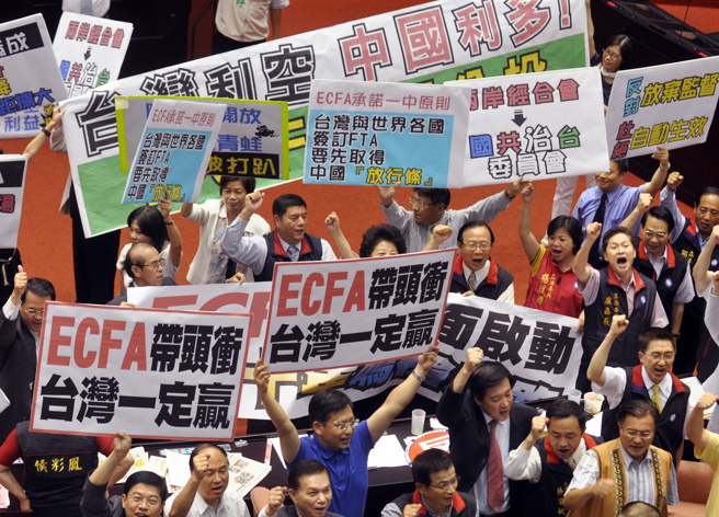 图为2010年，时任国民党立委们拿着「ECFA带头衝，台湾一定赢」标语，民进党立委则持反ECFA的标语表达立场。（资料照,刘宗龙摄）