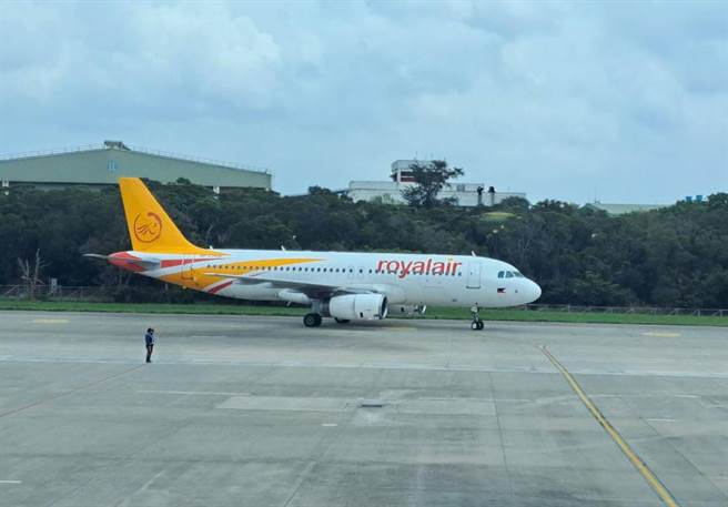 菲律宾180位旅客，今天上午搭乘菲律宾皇家航空蒞临台中清泉岗机场。(陈世宗摄)