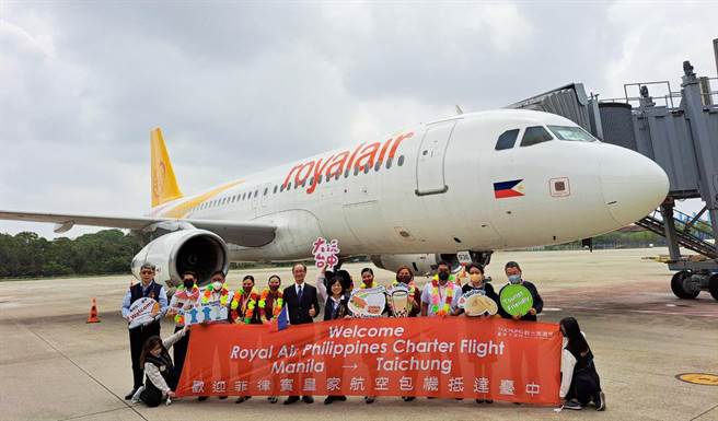  菲律宾180位旅客，今天上午搭乘菲律宾皇家航空蒞临台中清泉岗机场。(陈世宗摄)