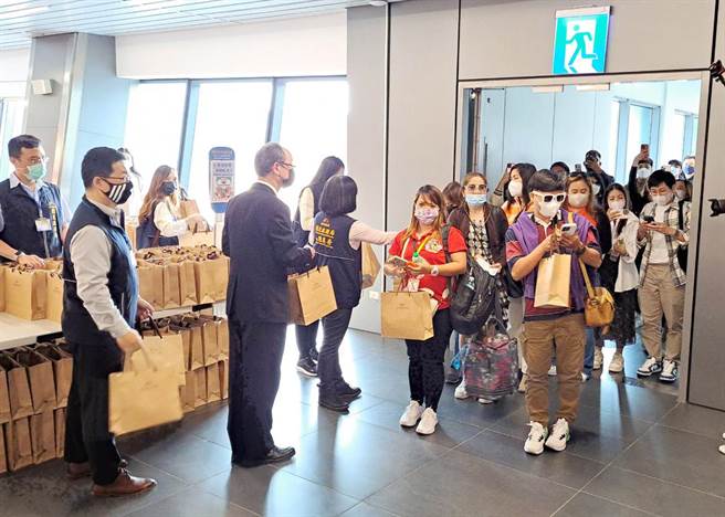 中市府观旅局长陈美秀及台中航空站主任张瑞澍等前往接机，并致赠台中知名伴手礼及旅游文宣。(陈世宗摄)