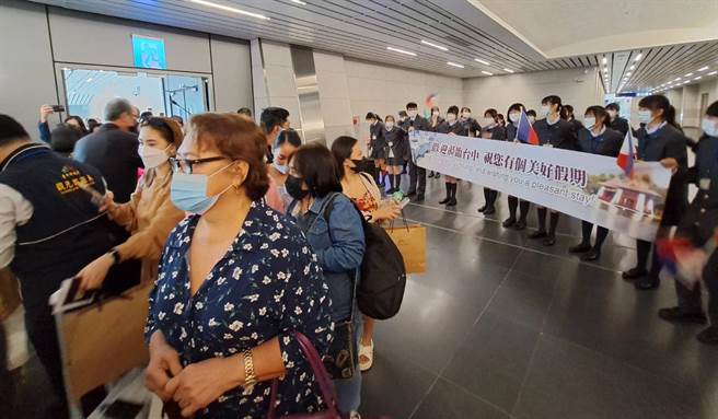 观旅局还安排新民高中观光科学生迎宾表演，让旅客一下机就感受到台中的热情与温馨，展开3天2夜的旅程！(陈世宗摄)