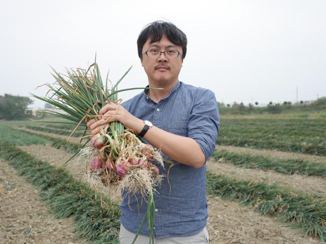 入选必比登推介「桥边鹅肉乐朋 LE PONT」 负责人陈良士。(高雄市观光局提供)