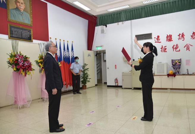 （新任加工處高雄分處長游淑惠(右)6日宣示接任新職。圖／加工處提供）