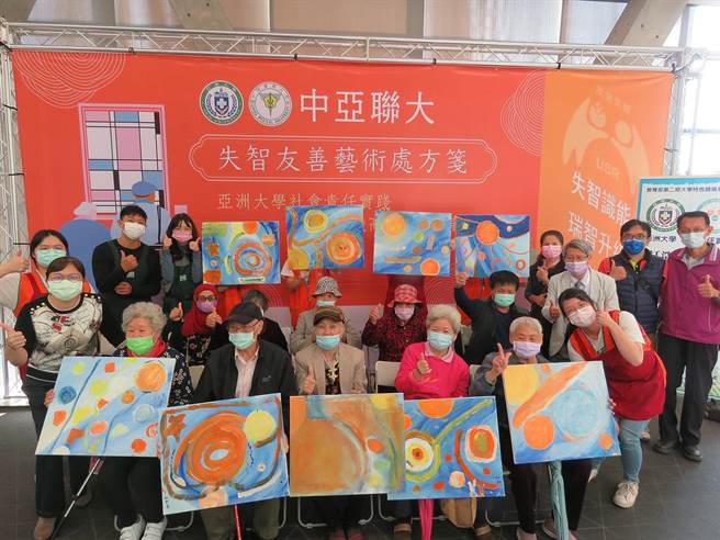 现场长辈手绘作品将在亚美馆新一季展览展出。（亚洲大学提供／张妍溱台中传真）