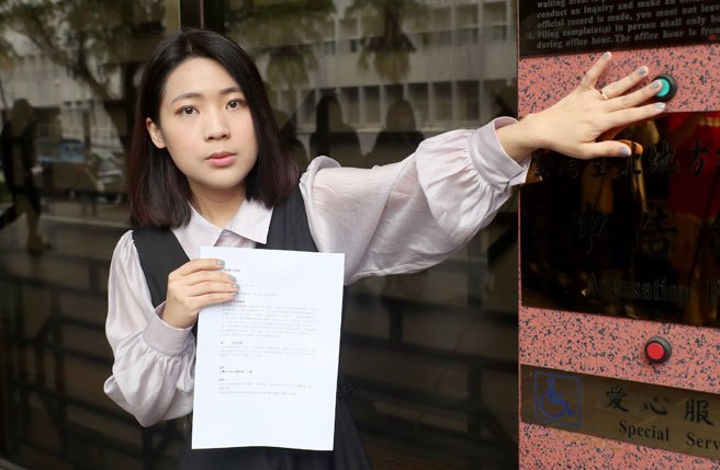 台北市议员徐巧芯6日赴地检署按铃告发农委会主委陈吉仲涉嫌图利,指农委会进口国外蛋，只发给特定的超商、超市及量贩店配售，让特定业者在节省运费的情形下，以低价买进鸡蛋，再卖给民眾，民眾因此被「一只牛剥两层皮」，同时也让小卖场无机会配售。（郑任南摄）