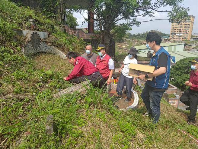 新北市消防局于清明节连假期间加强防火整备，有效降低墓地火警。（新北市消防局提供）