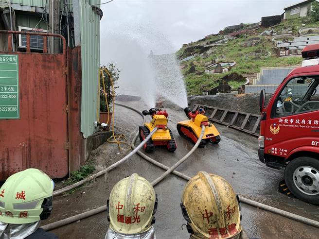 新北市消防局于清明节连假期间加强防火整备，有效降低墓地火警。（新北市消防局提供）