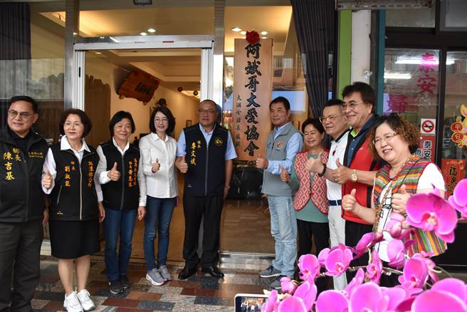 苗栗县议长李文斌创建的大爱协会，6日上午成立大湖分站，栗县长锺东锦到场致贺。（谢明俊摄）