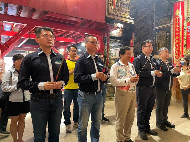今年提供妈祖銮轿卫星定位服务及大甲妈祖APP服务团队，6日至镇澜宫参拜祈福。（镇澜宫提供）