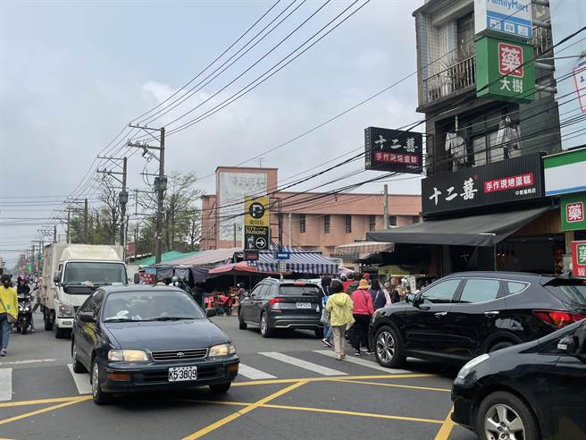 桃园忠贞市场周边交通乱，市府交通局将出手改善。（吕筱蝉摄）