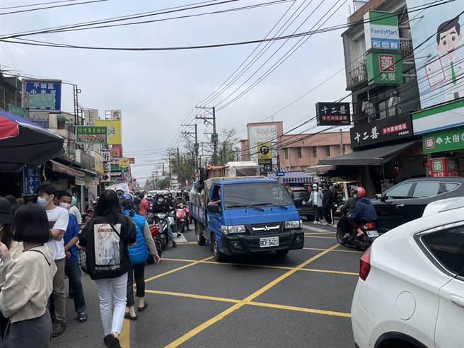 桃园忠贞市场周边交通乱，市府交通局将出手改善。（吕筱蝉摄）