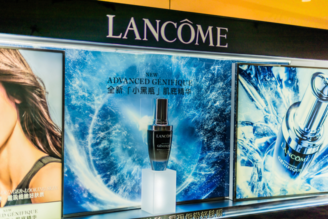 一名女子穿搭和兰蔻的「小黑瓶」的瓶身相似。（图／示意图，达志影像）