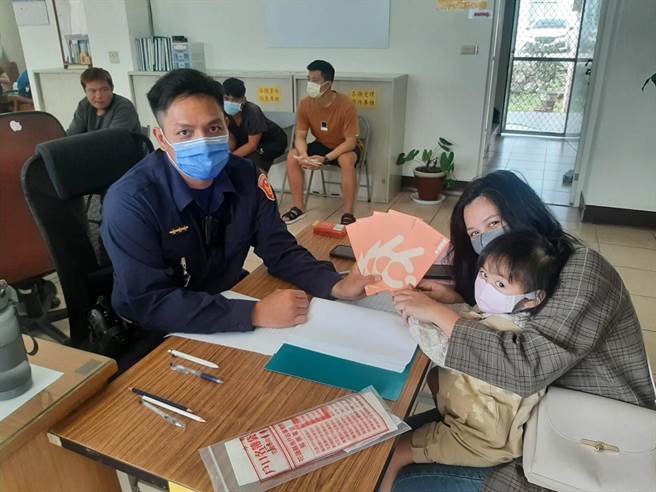 中央普发现金6000元，花莲县万荣乡当地无邮局或ATM，由辖内3间派出所（分驻在）协助发放，今天开放领取首日，3所一早均涌入许多欲领取现金的民眾，不过现场秩序良好，未出现状况发生。（凤林警分局提供／罗亦晽花莲传真）