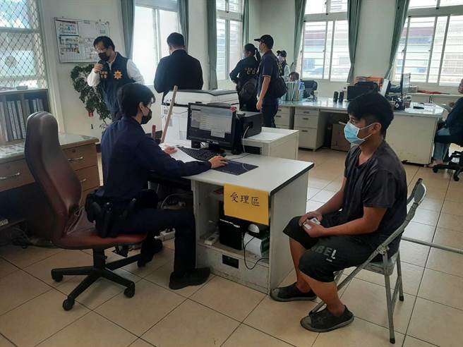 中央普发现金6000元，花莲县万荣乡当地无邮局或ATM，由辖内3间派出所（分驻在）协助发放，今天开放领取首日，3所一早均涌入许多欲领取现金的民眾，不过现场秩序良好，未出现状况发生。（凤林警分局提供／罗亦晽花莲传真）