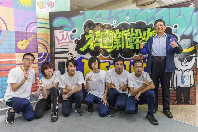 县长杨文科（右）和竹北高中动画社学生喷漆涂鸦完成「社团新干线」。（罗浚滨摄）