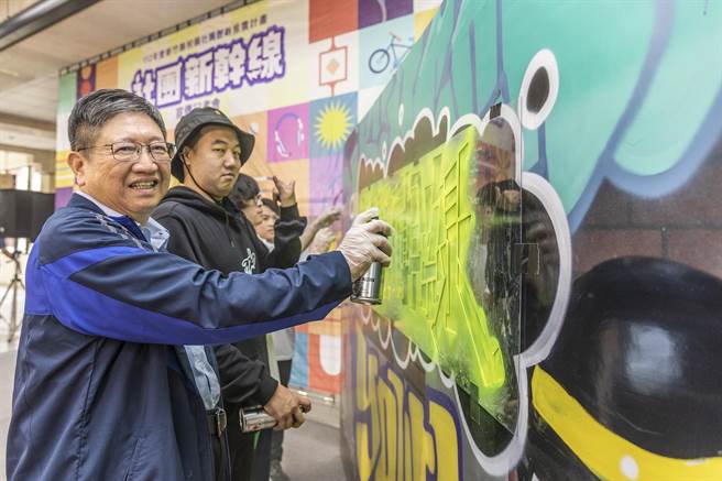 县长杨文科喷漆进行涂鸦仪式，宣告今年新竹县「社团新干线」再升级。（罗浚滨摄）