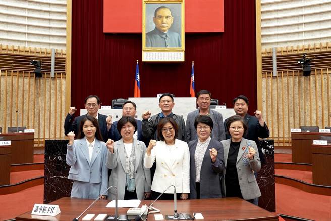 韩国水原市议会一行11人参访团今（6）日参访高市议会，高市议长康裕成率议员热情接待。（柯宗纬翻摄）