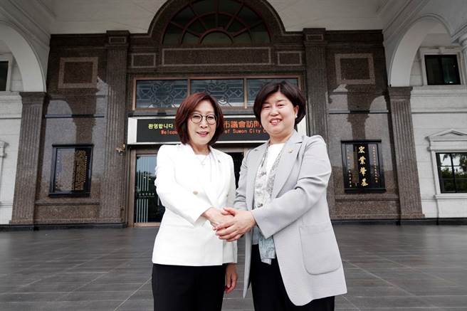 今天韩国水原市议会参访团由城市环境委员委员长赵美玉率队，高市议会方面由议长康裕成（左）等人接待。（柯宗纬翻摄）