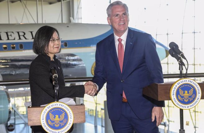 今年4月，蔡英文过境美国时，与时任美国眾议长麦卡锡（右）见面握手。(美联社) 