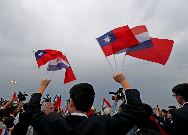 图为2018年巴拉圭中正学校的学生高举中华民国与巴拉圭国旗挥舞，欢迎总统蔡英文到访。（图／中央社）