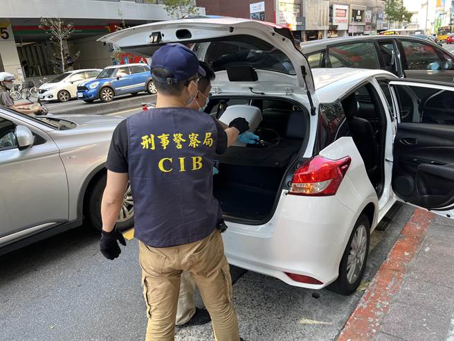 警方查获郭嫌开车发送钓鱼简讯。（翻摄照片／林郁平台北传真）