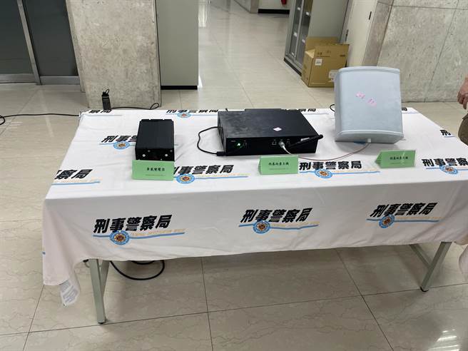 警方查扣假基地台设备及天线等证物。（翻摄照片／林郁平台北传真）