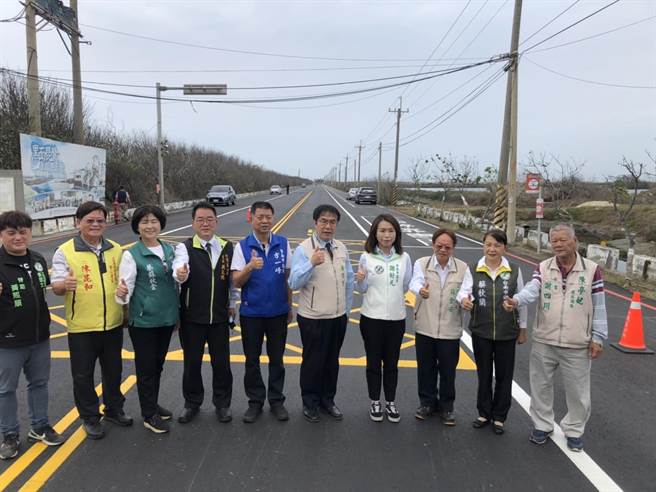 七股區台61線以西至黑面琵鷺賞鳥亭道路改善工程完工，台南市長黃偉哲（右五）等人前往視察。（台南市政府提供／張毓翎台南傳真）