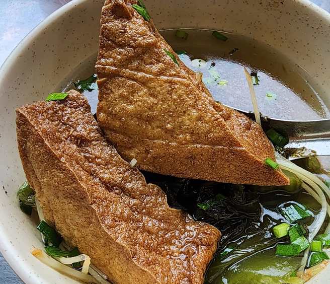 兩塊油豆腐賣45元，價格是否合理引起網友熱議。（翻攝爆怨2公社臉書）