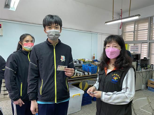 国中9年级学生拿到刚领到、人生第1张的身分证，感觉瞬间「转大人」。（花莲县府提供／王志伟花莲传真）