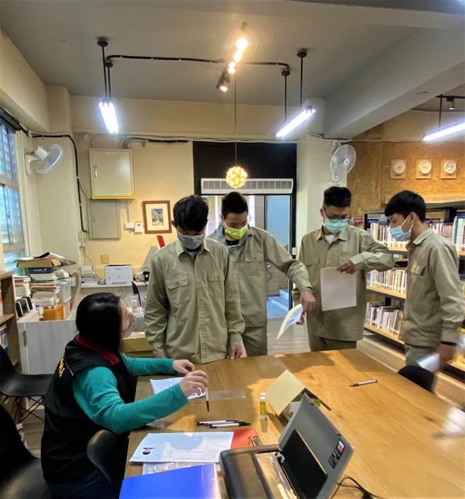 方便国中生不用请假，到户政所请领身分证，县府民政处各户政单位到国中校园，帮国中生办身分证件。（花莲县府提供／王志伟花莲传真）